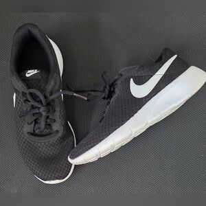 Kids Nike Tanjun Easy On Running Shoes. 4.5Y